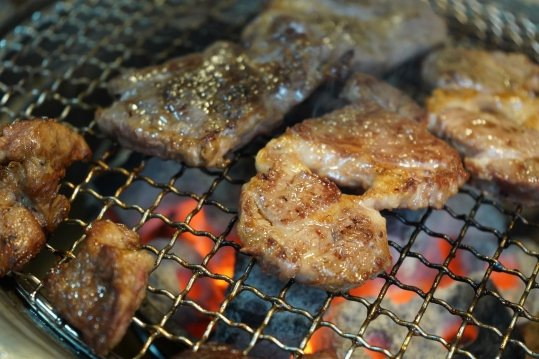 숯불 위에서 구워지는 고기 클로즈업(가로 사진)