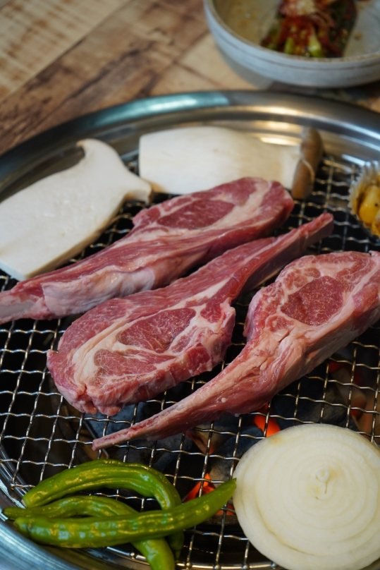석쇠에 올린 생양갈비 세 대와 새송이버섯·양파·풋고추