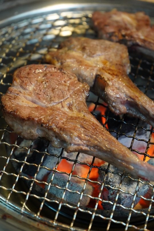 숯불 석쇠 위에서 구워지는 양갈비