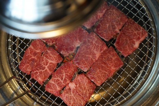 석쇠 위에 펼친 꽃살치살