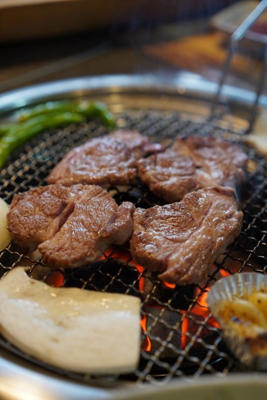 숯불 석쇠 위에서 다 구운 양고기와 새송이버섯·풋고추