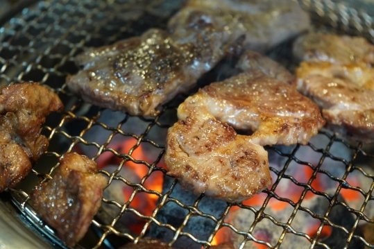 숯불 위에서 구워지는 고기